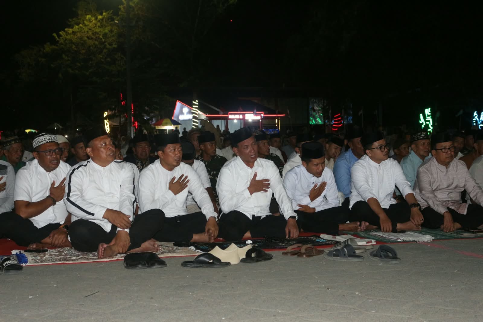 Jemaah mengikuti rangkaian peringatan Maulid Nabi Muhammad SAW. pada malam hari
