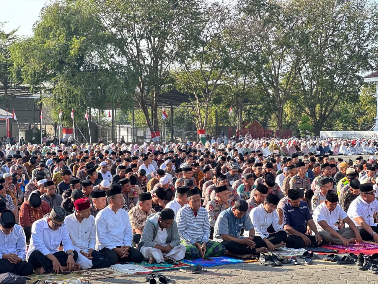 Masyarakat Bone mengikuti Salat Istisqa' di Lapangan Merdeka Watampone
