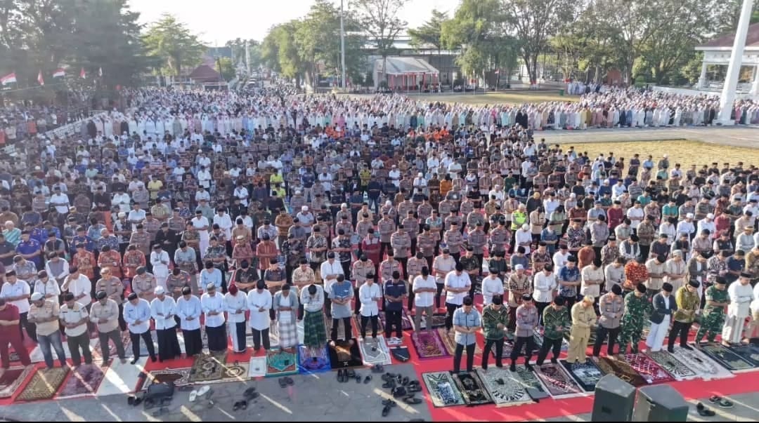 Jamaah mengikuti Salat Istisqa' di Lapangan Merdeka Watampone