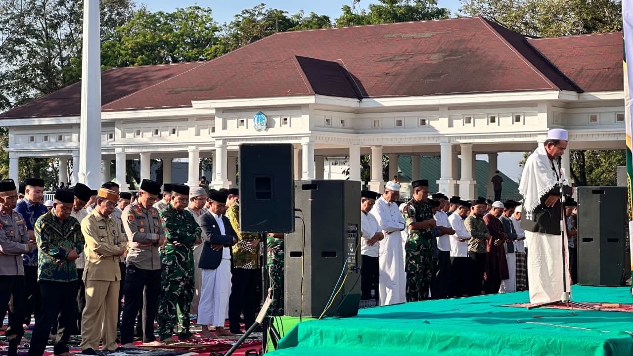 Pelaksanaan Salat Istisqa' dipimpin imam di Lapangan Merdeka Watampone
